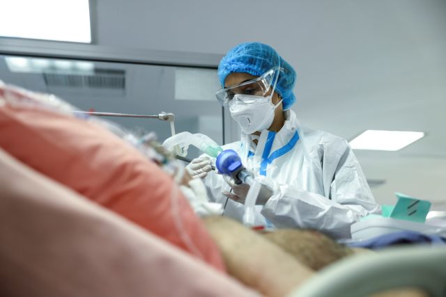 Δραματική παραδοχή γιατρού για τα νοσοκομεία αναφοράς: «Διασωληνωμένοι μένουν εκτός ΜΕΘ – Επιλέγουμε ασθενείς»