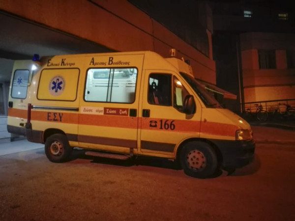 Αυτοκίνητο εμβόλισε διανομέα και τον έστειλε στο νοσοκομείο