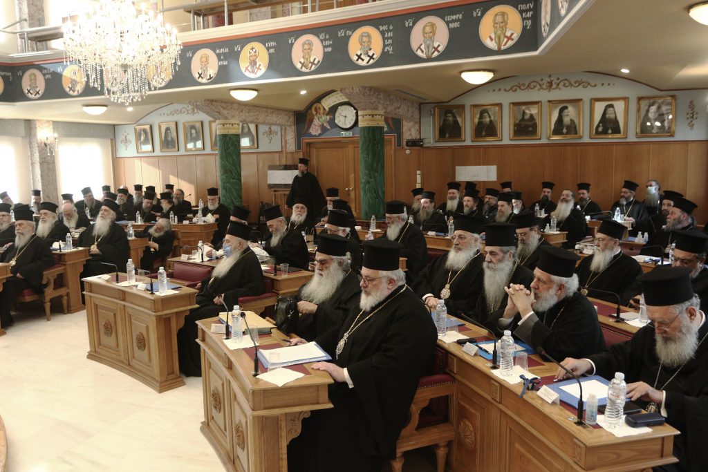 Εκκλησία: Σκέψεις να μην επιτρέπουν τη βάφτιση παιδιών ομοφύλων