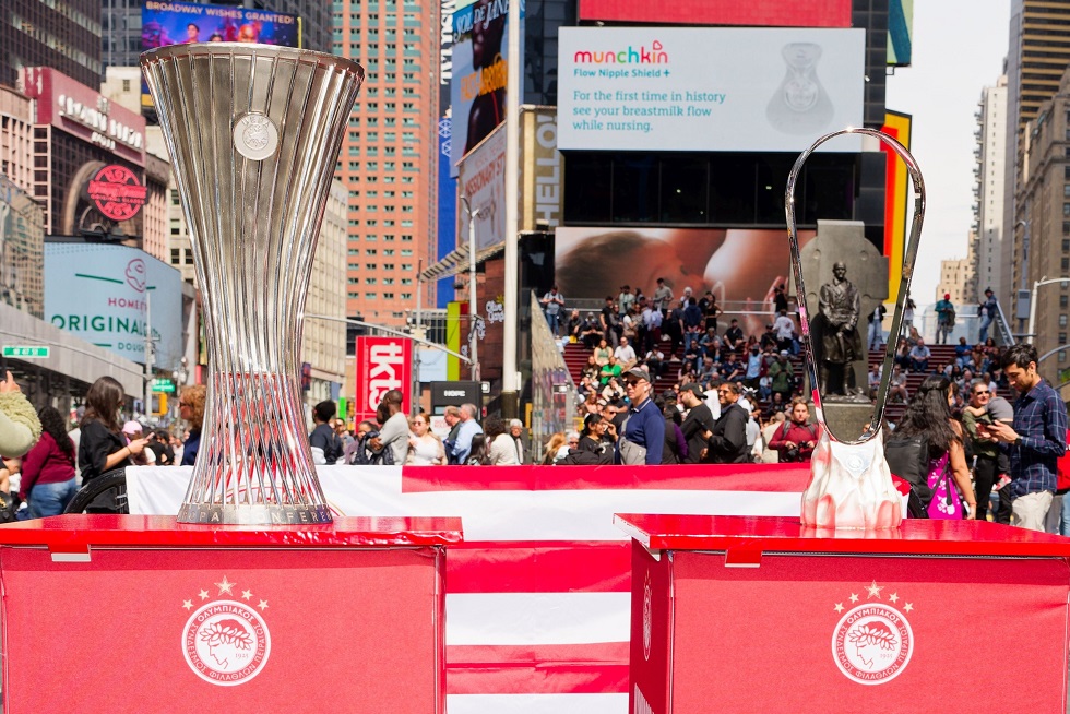 Στην Times Square τα δύο ευρωπαϊκά τρόπαια του Ολυμπιακού (vid)