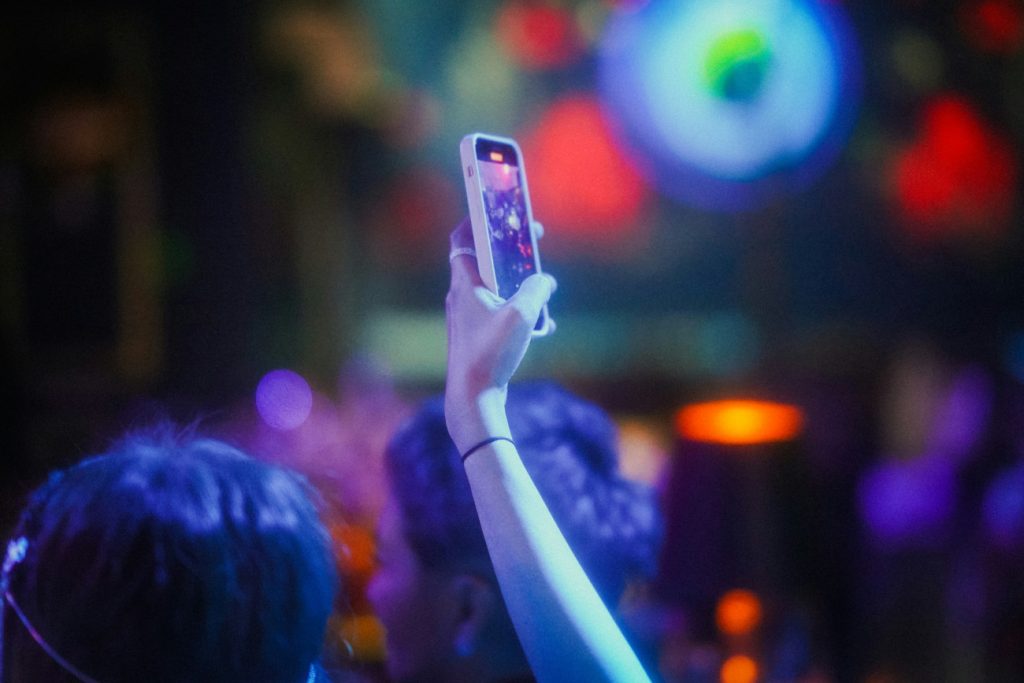 Η κουλτούρα του clubbing χάθηκε λόγω της Gen Z; – Ο ρόλος των κινητών και των social media