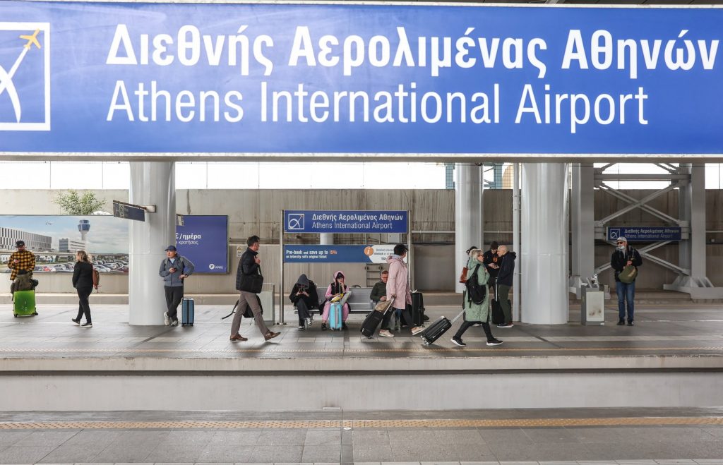Απίστευτο περιστατικό για γυναίκα με σκλήρυνση κατά πλάκας: Την άφησαν εκτός πτήσης επειδή… δεν χωρούσαν οι βαλίτσες της