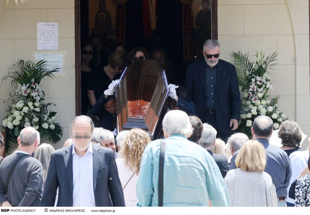 Το τελευταίο αντίο στον Αχιλλέα Θεοφίλου: Φίλοι, συγγενείς και συνεργάτες αποχαιρέτησαν τον μουσικό παραγωγό