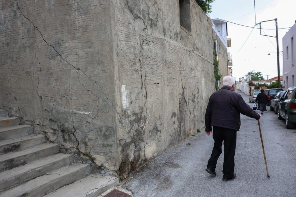 Ζεληλίδης για Βούτες: «Το χωριό είναι χτισμένο σε υδροπερατό βράχο – Η άργιλος διαβρώνεται εύκολα»