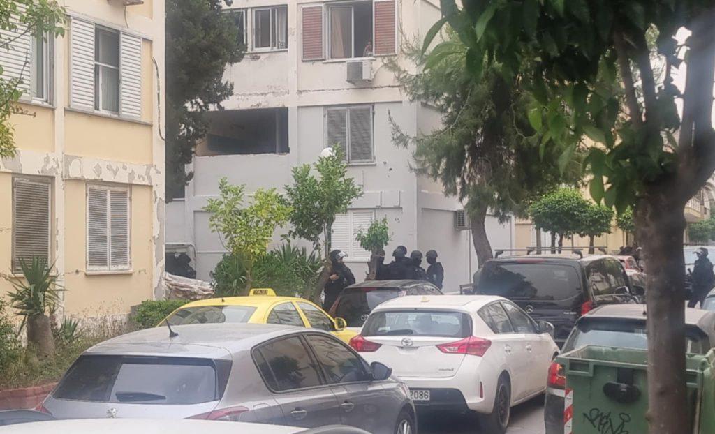 Αγία Βαρβάρα: Μεγάλη αστυνομική επιχείρηση για ναρκωτικά στις εργατικές κατοικίες
