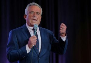 Ουάσιγκτον: Σε ποτάμι με λύματα έκανε μπάνιο ο ψεκασμένος υπουργός Υγείας του Τραμπ [εικόνες]
