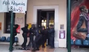 Βίντεο από την έφοδο της ΕΛ.ΑΣ. στη Νομική Αθηνών