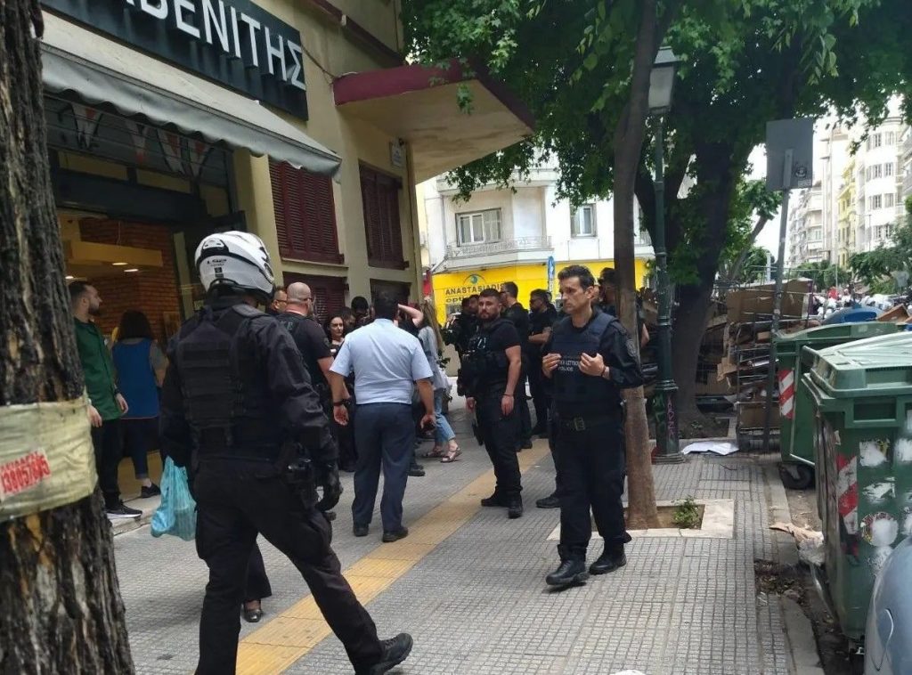 Θεσσαλονίκη: 24 προσαγωγές και μία σύλληψη μετά την έφοδο διαδηλωτών σε σούπερ μάρκετ για την ακρίβεια
