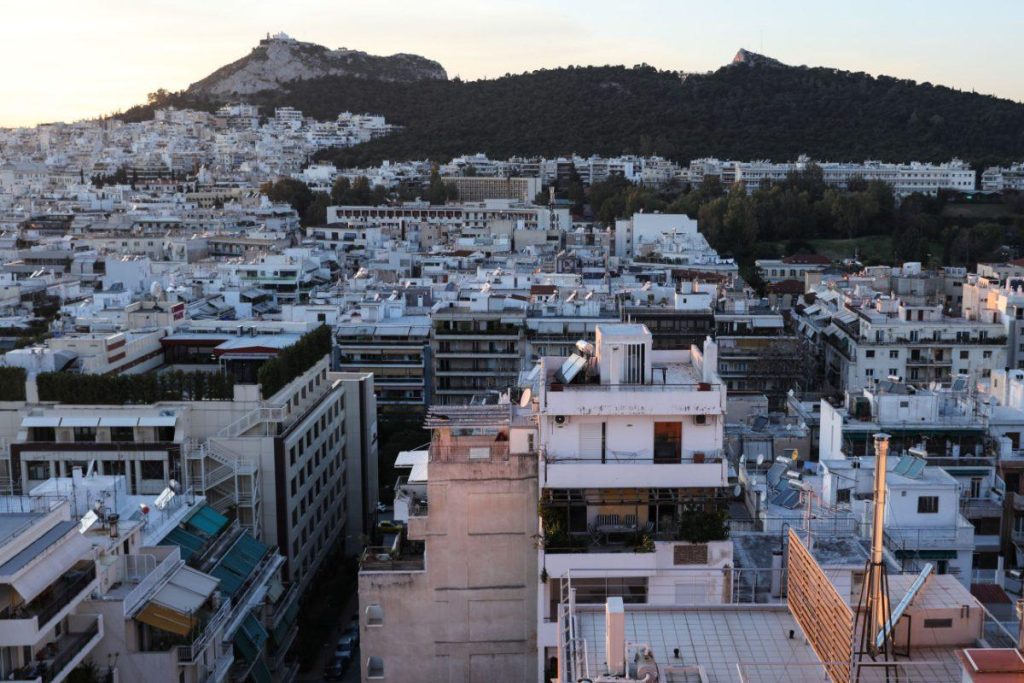 Δημοσκόπηση: Ένας στους έξι δίνει το μισό εισόδημά του στο ενοίκιο