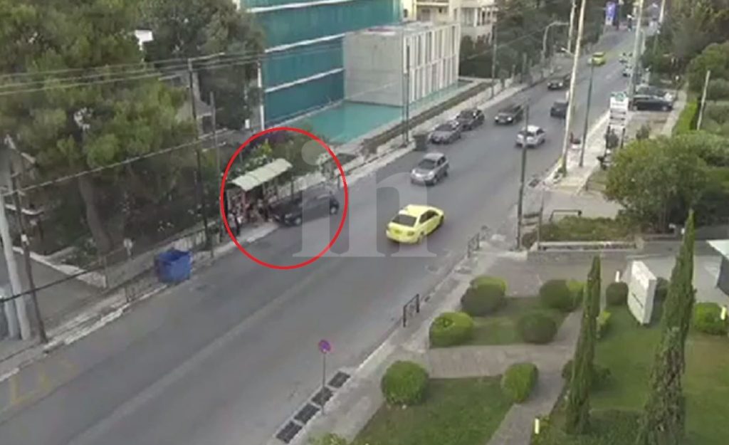 Χαλάνδρι: Βίντεο με το αυτοκίνητο να πέφτει στη στάση λεωφορείου