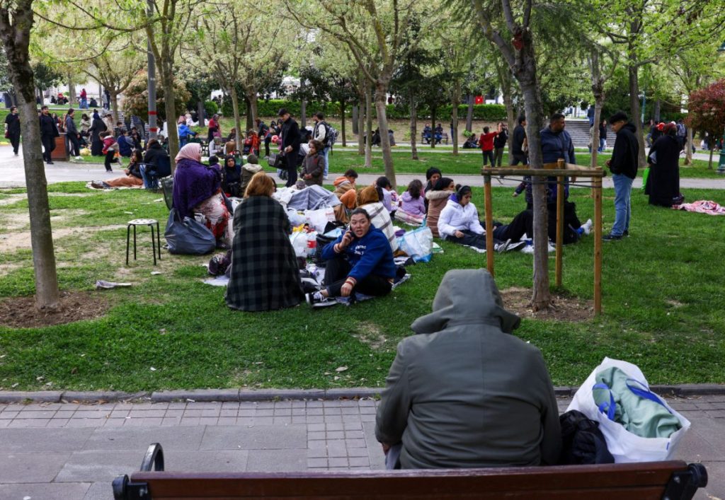 Nεκρή μια 14χρονη και 69 τραυματίες στην Τουρκία από τα 5,8 Ρίχτερ ανοιχτά της Ρόδου