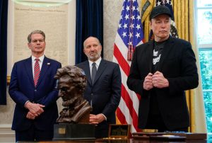 ΗΠΑ: Οι Έλον Μασκ και Σκοτ Μπέσεντ έπαιξαν ξύλο μέσα στον Λευκό Οίκο