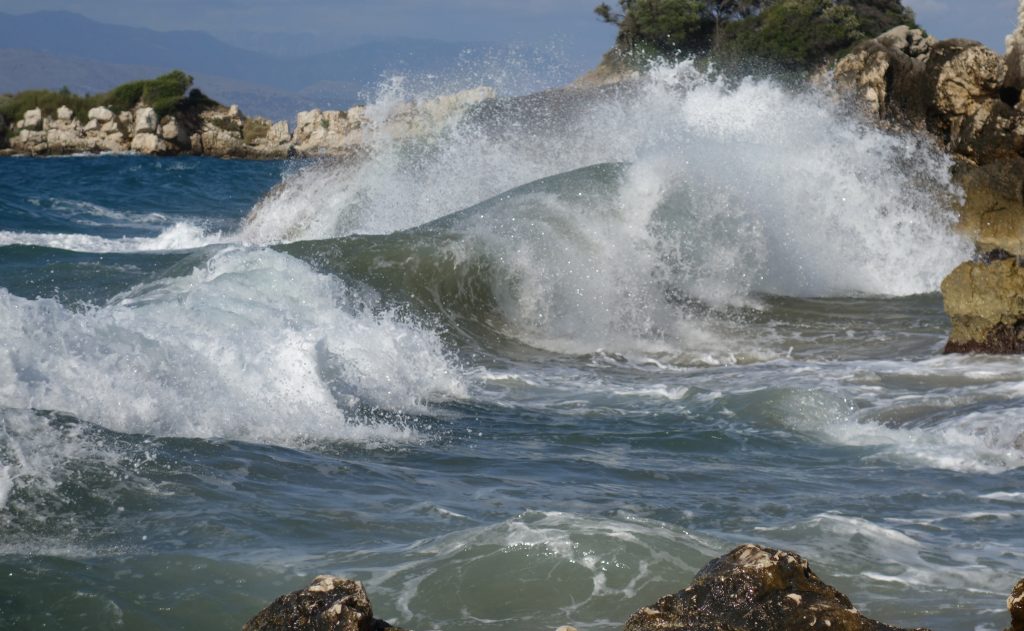Ύφεση της κακοκαιρίας και ενίσχυση ανέμων την Κυριακή – Σε επιφυλακή οι αρχές για κίνδυνο πυρκαγιών