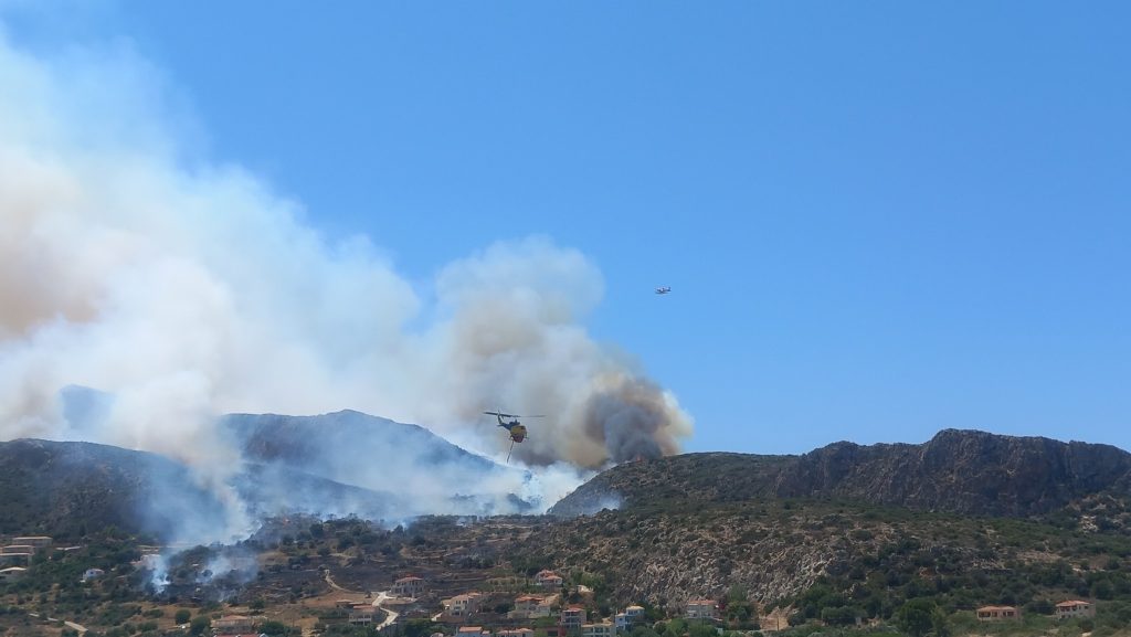 Σε εξέλιξη η πυρκαγιά στο Καραβοστάσι Λακωνίας – Mήνυμα από το 112 για εκκένωση