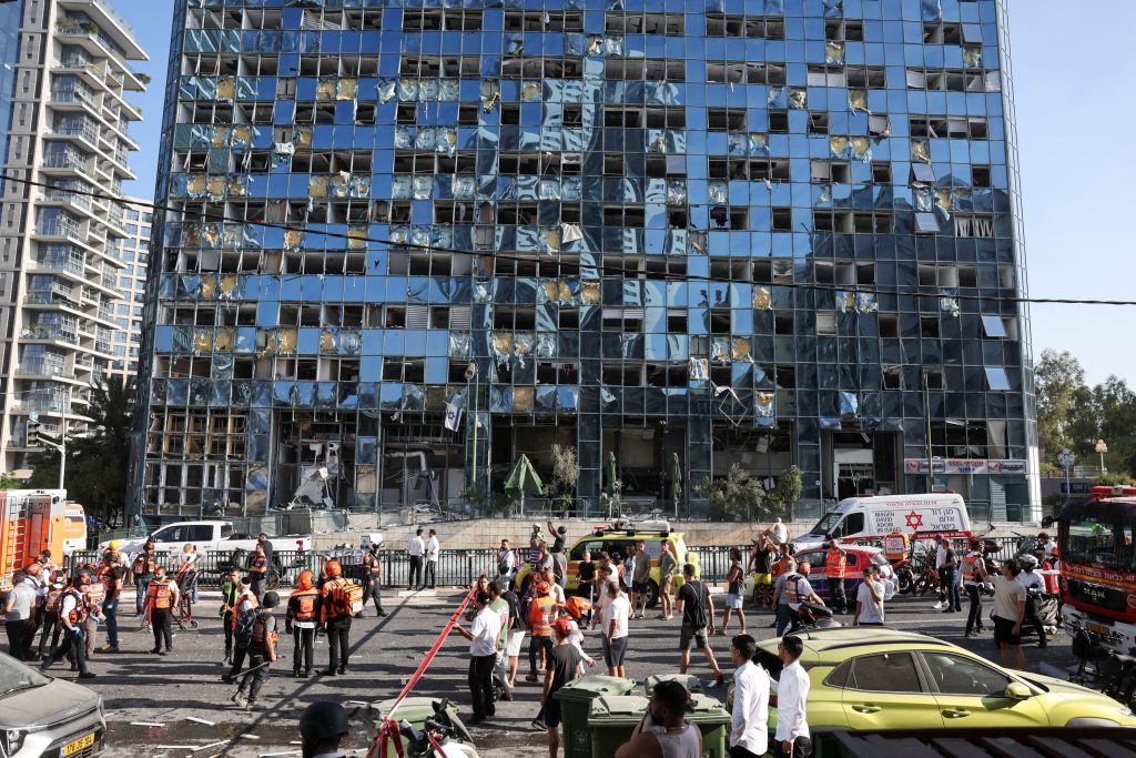 Πύραυλοι έπληξαν νοσοκομείο στο Ισραήλ – Μπαράζ πυραυλικών επιθέσων από την Τεχεράνη