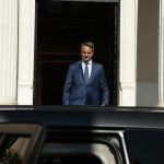 Ψυχρολουσία στο Μαξίμου: Το σκάνδαλο, τα εσωκομματικά και η… σημαία