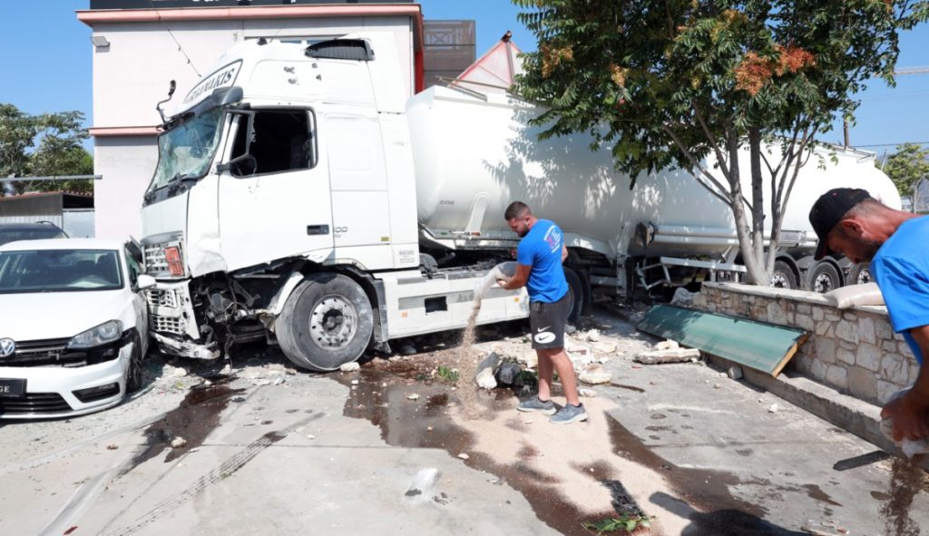 Μενίδι: Τρελή πορεία βυτιοφόρου μετά από σύγκρουση με Ι.Χ. – Καρφώθηκε σε μάντρα αυτοκινήτων