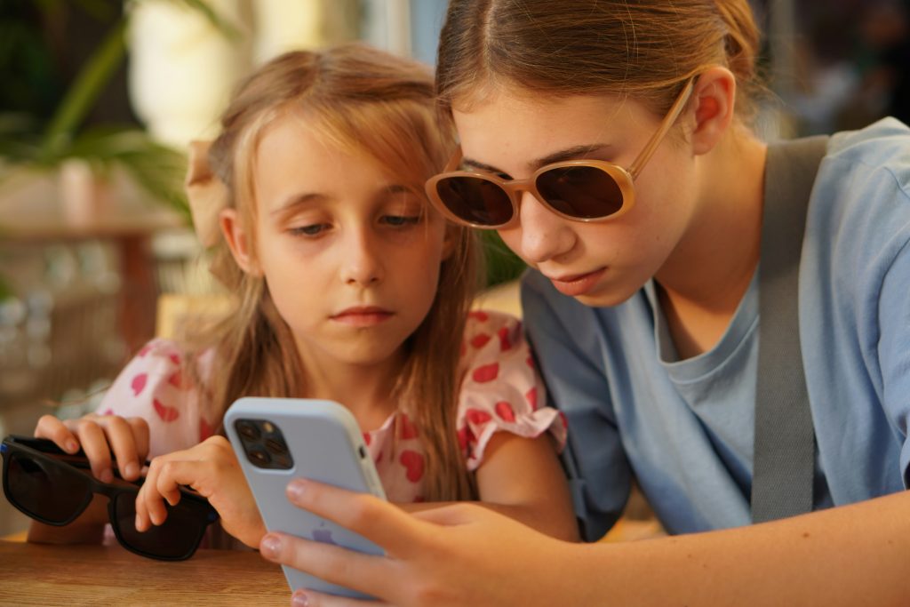 Η απαγόρευση της χρήσης των social media στα παιδιά ίσως δεν είναι η λύση, προειδοποιούν οι ειδικοί